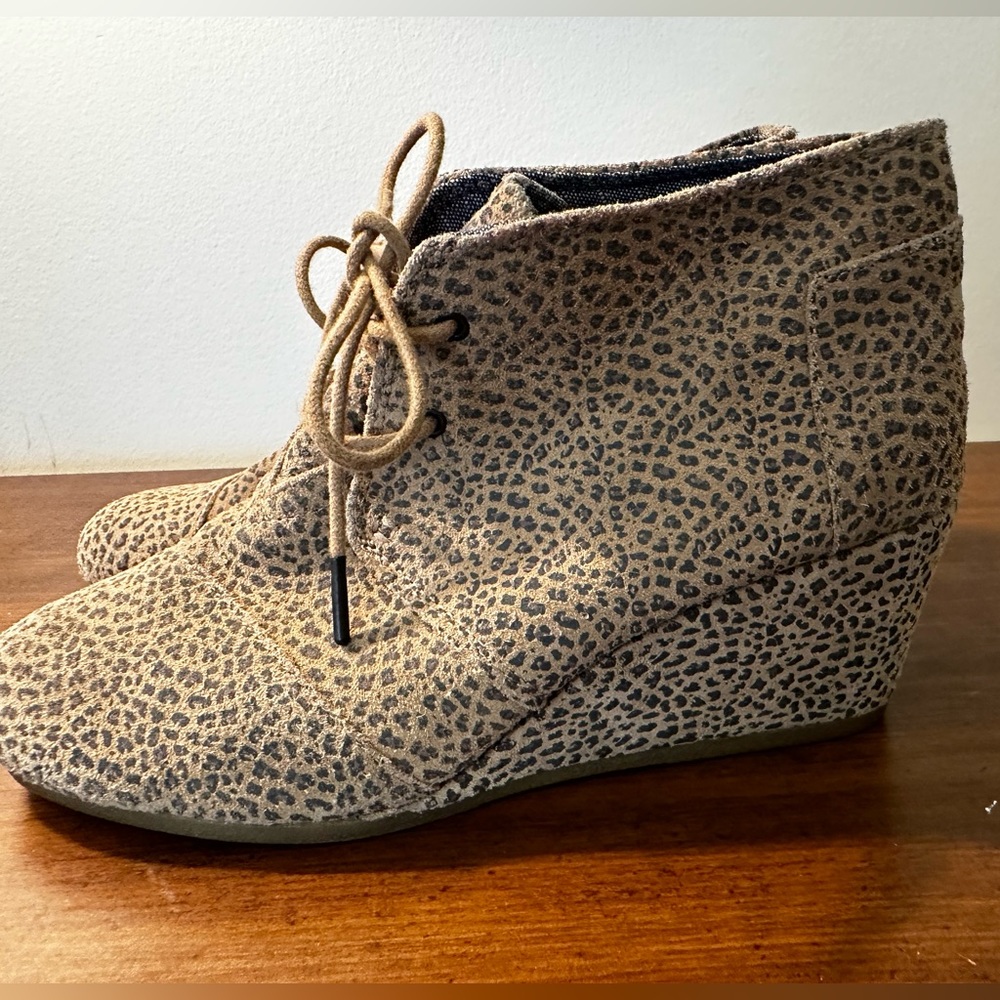 Women’s Tom’s suede wedge booties cheetah size 11